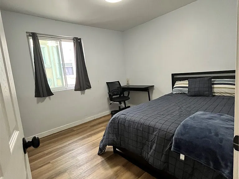 851 W 40th Pl — Photo 9