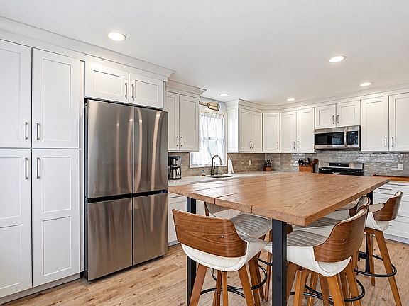 2nd image of 409 Dune Rd #A