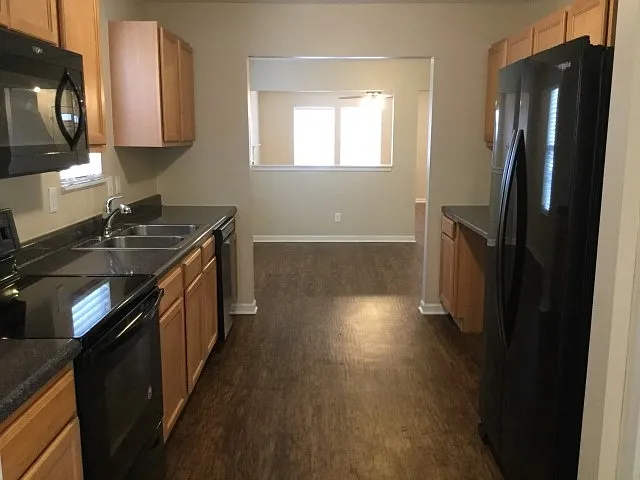 332 Aberdeen Cir — Photo 4