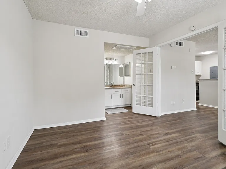 A1 Bedroom to vanity