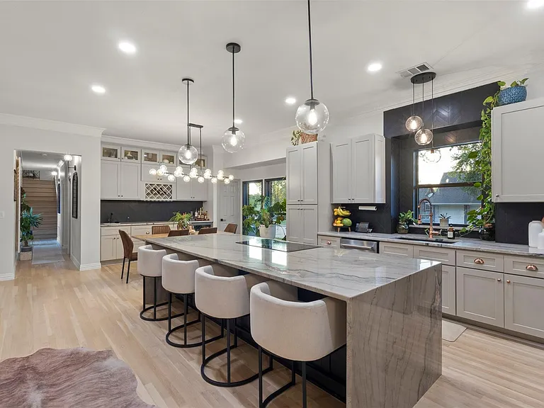 1504 Brook Ln — Photo 4