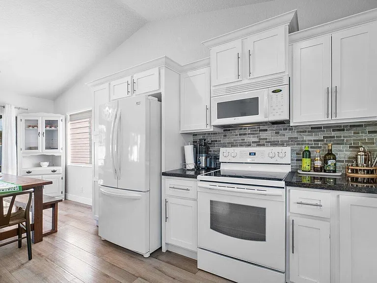6085 Robinson St — Photo 10