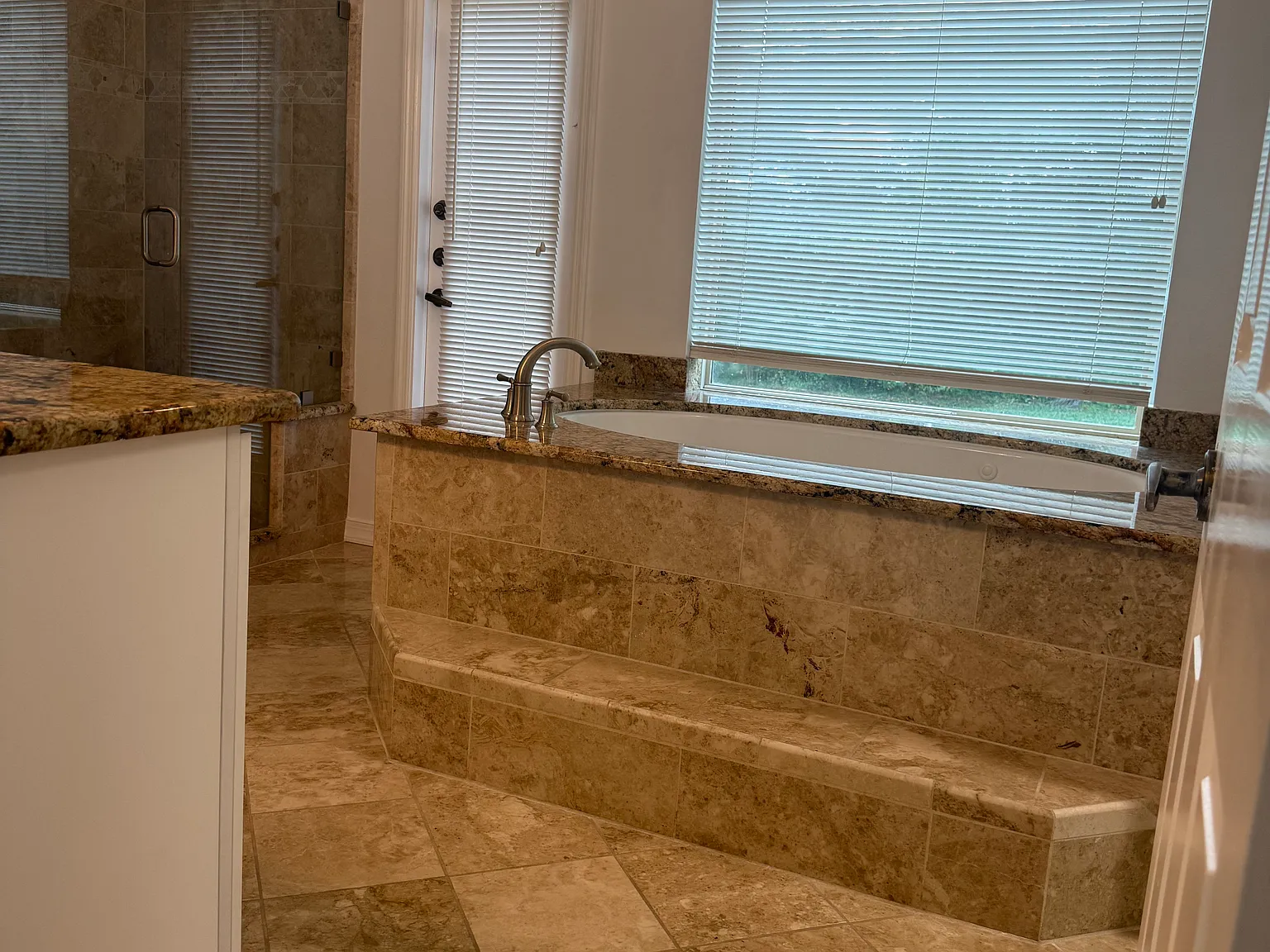 4 bed, 2.5 bath, 2382 sqft, $3,600 — Photo 4
