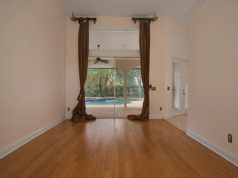7725 Apple Tree Cir — Photo 11