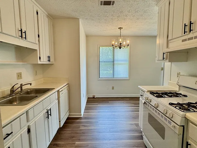 4044 Woodbridge Ct — Photo 5