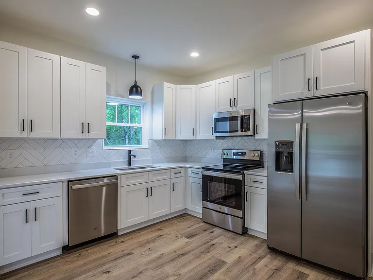 1209 Debow St — Photo 3