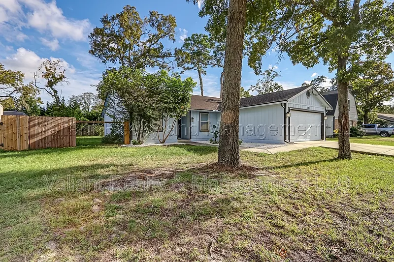 3 bed, 2.0 bath, 1564 sqft, $2,200 — Photo 3