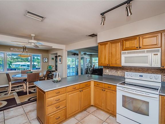 5th image of 305 Lagoon Dr