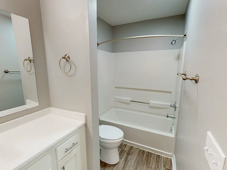 Burlington Oaks Apartments — Photo 19
