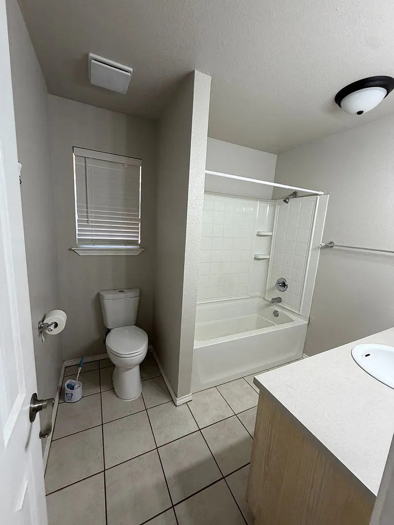 Beautiful 3 bedroom 2 full bath — Photo 3