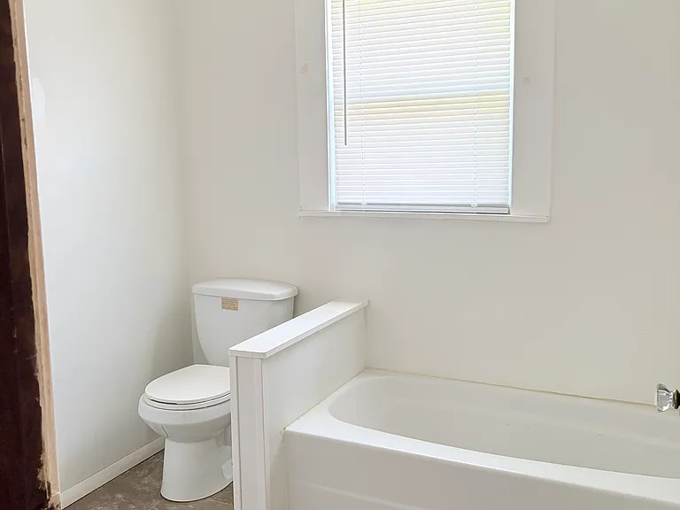 2405 Vaughan Ave — Photo 11