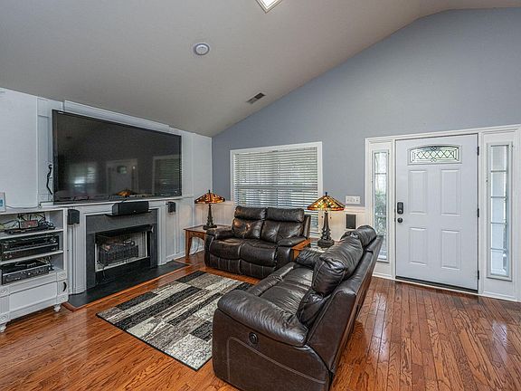 3rd image of 9020 Greenbriar Dr