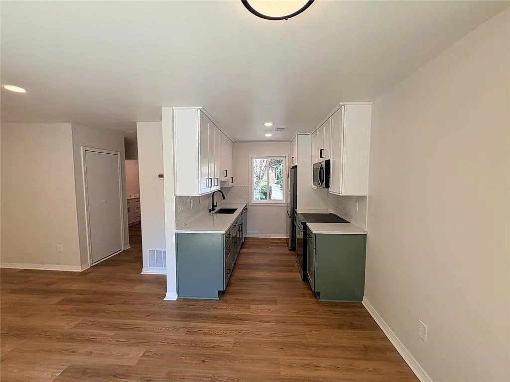 2 bed, 1.0 bath, 807 sqft, $2,000 — Photo 2