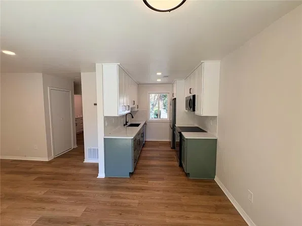 25 Country Place Ct, Alpharetta, GA 30005