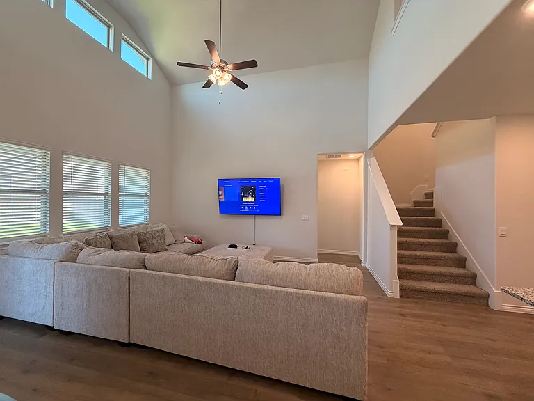 7401 Mayplace Dr — Photo 2
