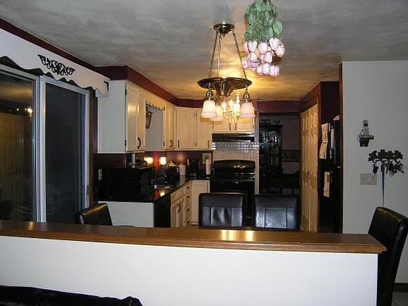 3rd image of 875 Rosewood Ter