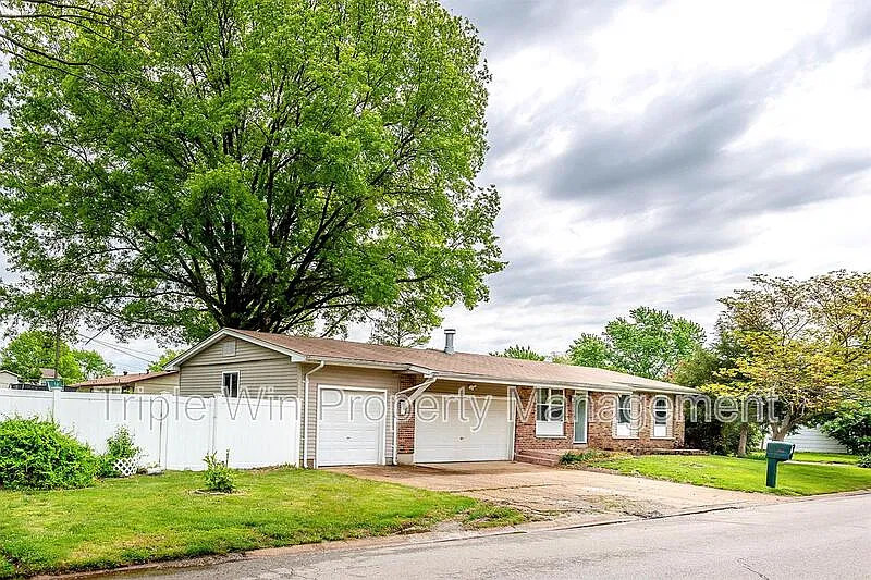 3 bed, 1.5 bath, 1128 sqft, $1,800 — Photo 3