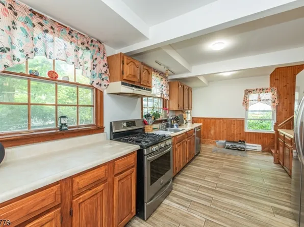 19 Skyland Ave, Wanaque Boro, NJ 07420