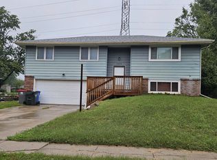 5830 Dogwood Dr, Lincoln, NE 68516