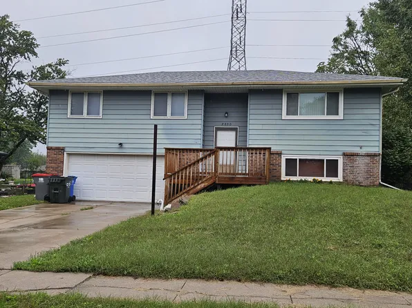 5830 Dogwood Dr, Lincoln, NE 68516