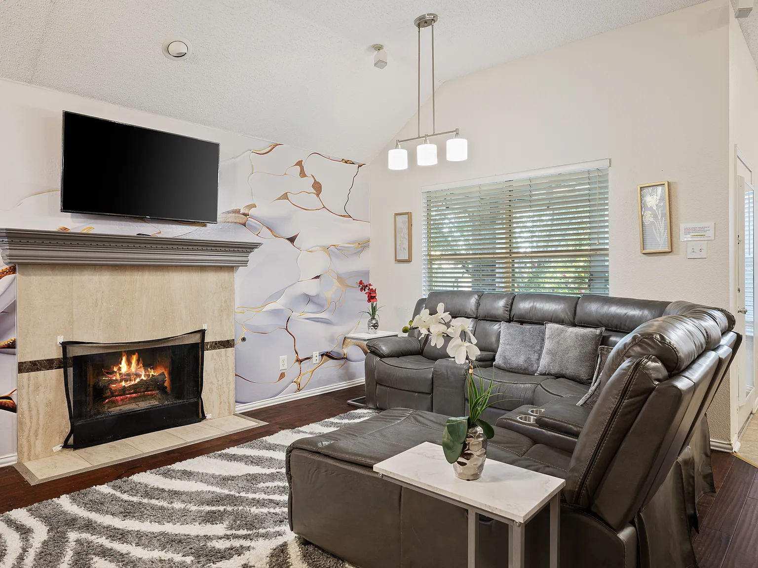 3 bed, 1499 sqft, $4,900 — Photo 2