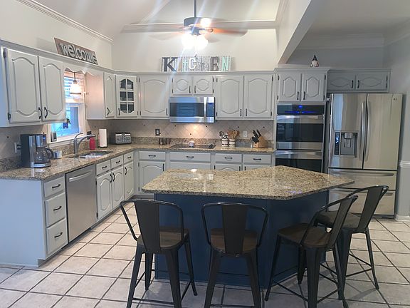 Kitchen w/Granite and Island