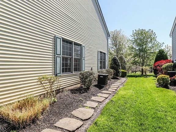 3rd image of 111 Saratoga Ct