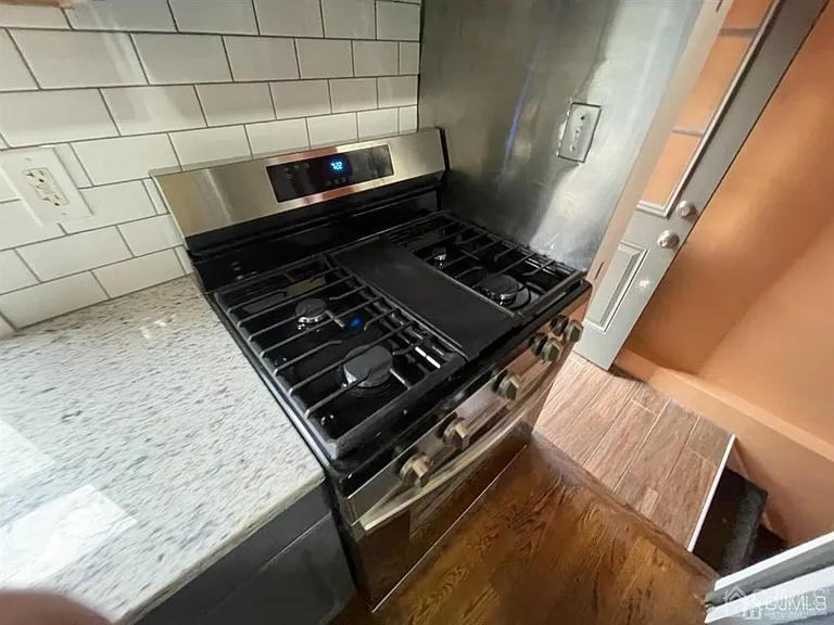210 Runyon Ave — Photo 17