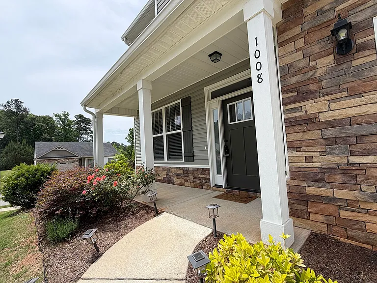 1008 Swan Ct — Photo 4