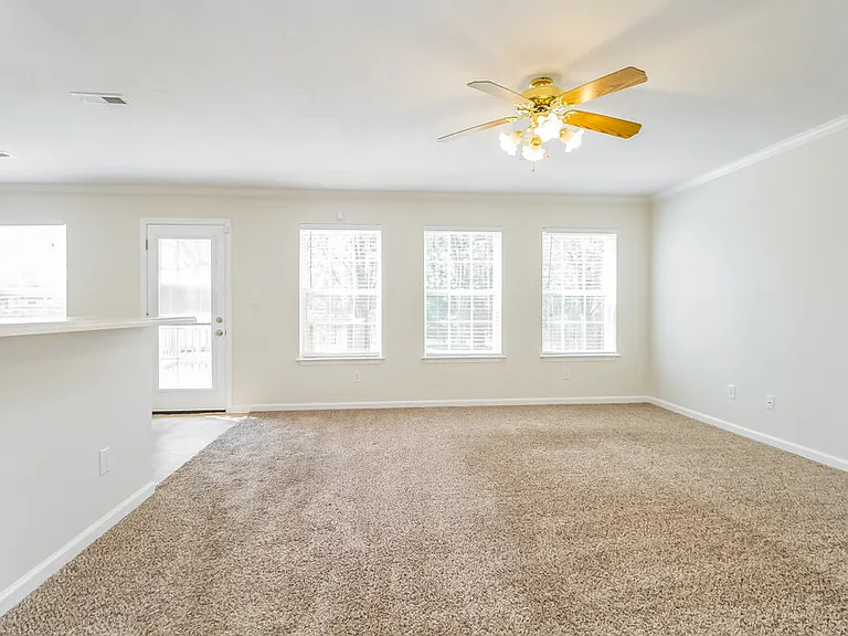 2164 Spring Hill Cir — Photo 4