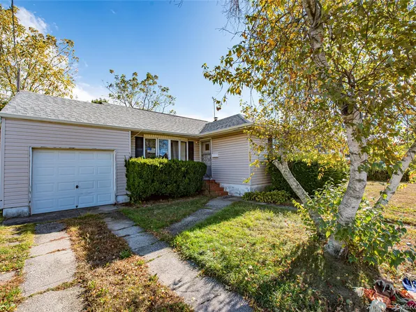 710 S 4th Street, Lindenhurst, NY 11757