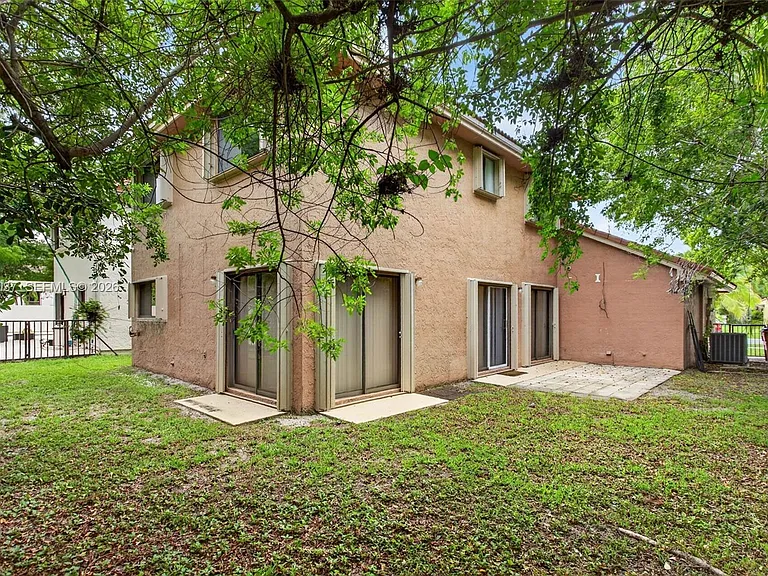 587 NW 38th Ave — Photo 33