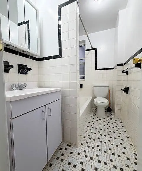 5009 Broadway #2 — Photo 5