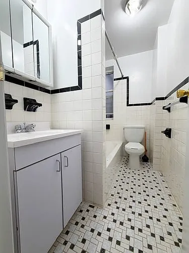 502 W 213th St #4 Photo 1 502 W 213th St #4 Photo 1