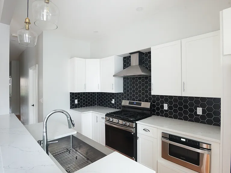 1646 Brooklyn Ave #1 — Photo 4
