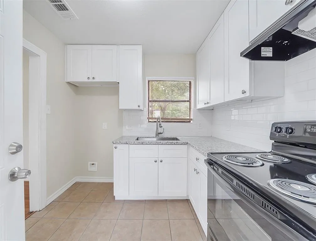 3 bed, 1.0 bath, 1012 sqft, $1,200 — Photo 3