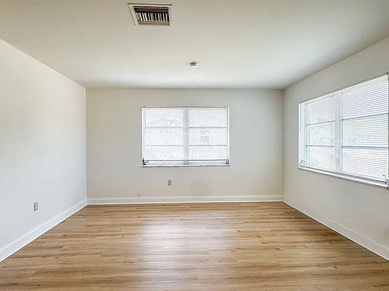 914 San Remo Ave — Photo 3