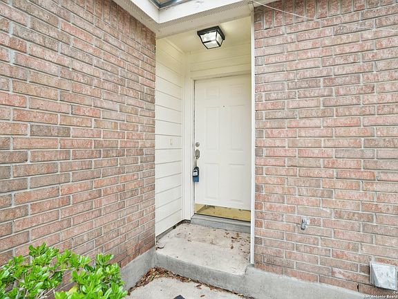 2nd image of 810 CANYON RIDGE DR