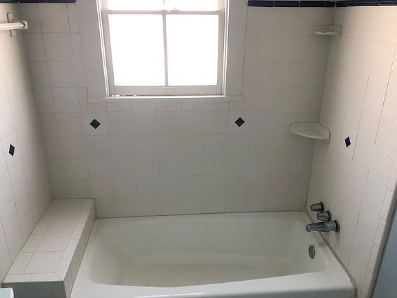 5th image of 4635 Pineridge St #1/2