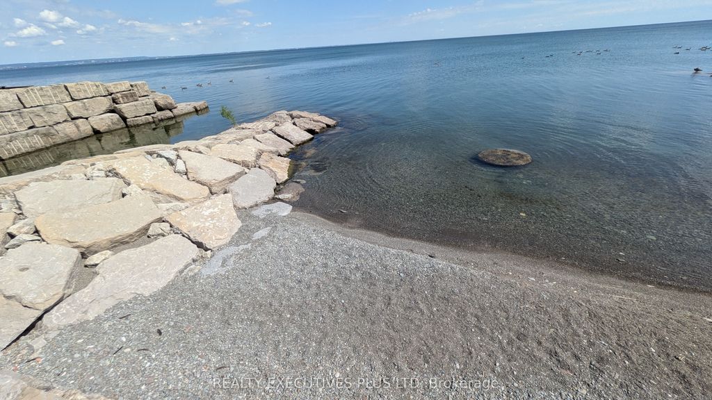 36 Lakeview Dr, Hamilton, ON - View 3