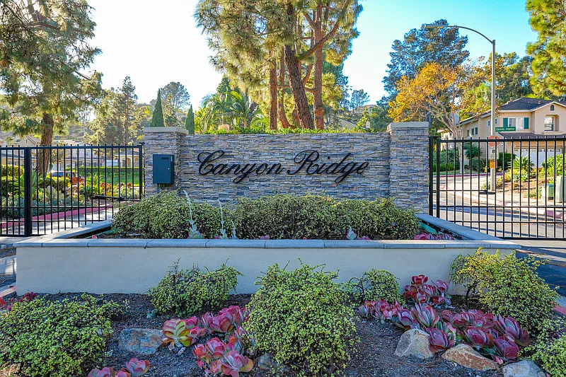 3 bed, 2.5 bath, 1699 sqft, $5,100 — Photo 2