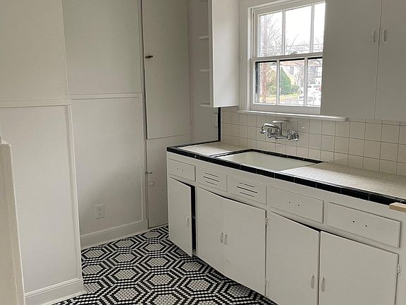 5th image of 1305 W 12th St Unit A