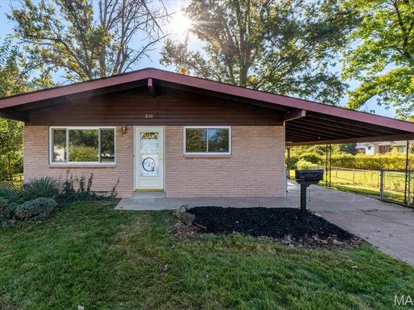 210 Versailles Dr, Florissant, MO 63031