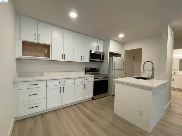 965 Shorepoint Ct APT 200, Alameda, CA 94501