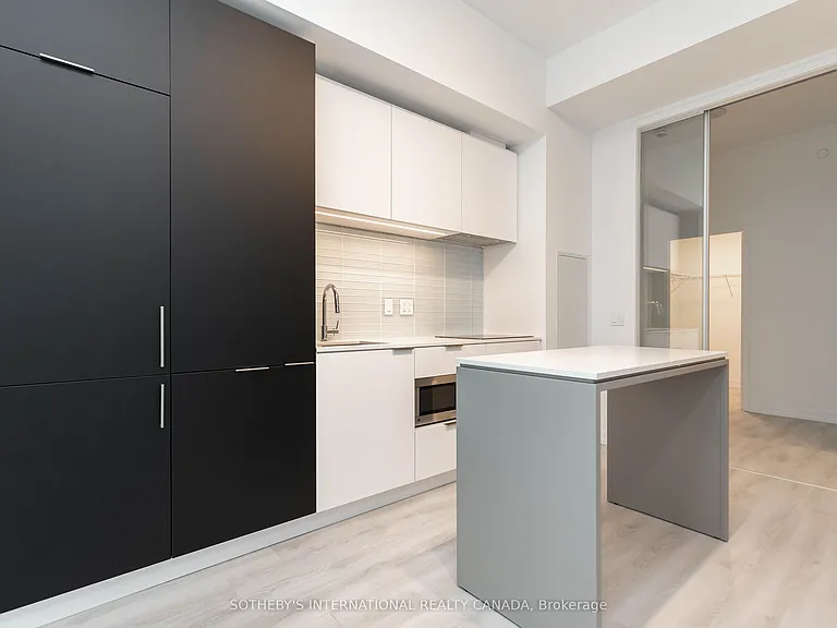 33 Helendale Ave #403 — Photo 8