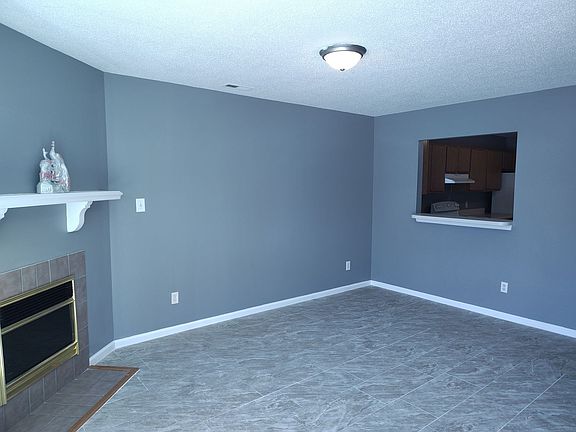 3rd image of 995 W Pueblo Dr