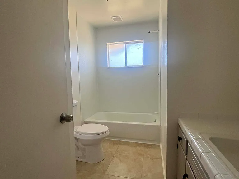 480 Iona Ave — Photo 5