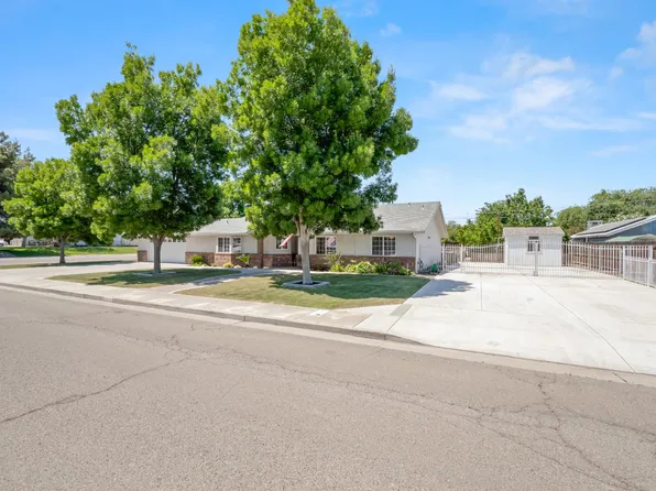 11 N Cambridge Dr, Lemoore, CA 93245