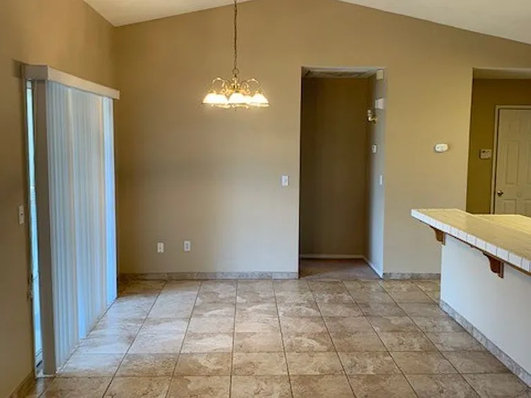 512 Windsor Dr — Photo 4