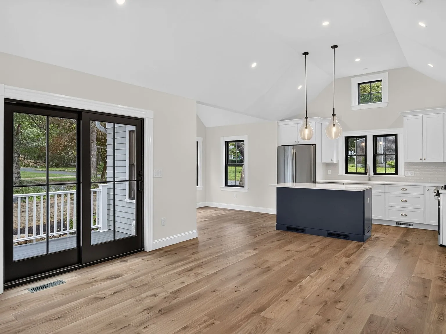 3 bed, 2.0 bath, 1456 sqft, $4,000 — Photo 4